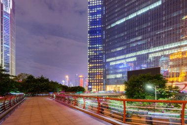 Akşam karanlığında şehrin manzarası.