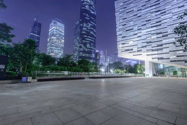 Akşam karanlığında şehrin manzarası.