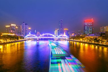 Akşam karanlığında şehrin manzarası.