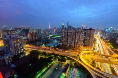 Akşam karanlığında şehrin manzarası.