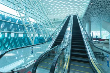 Havaalanının modern binasında yürüyen merdiven