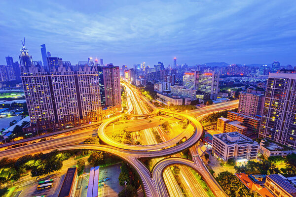 ночной вид на город в сумерках