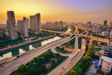 Akşam karanlığında şehrin manzarası.