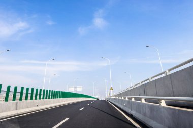 Şehirde boş asfalt yolu 