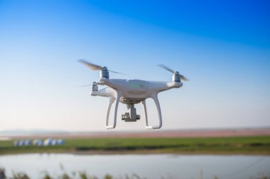 Gökyüzünde uçan İHA