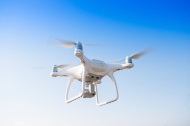 Gökyüzünde uçan beyaz dron
