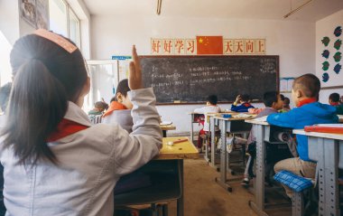 Çinli okul sınıf öğrencileri ile öğretmen