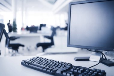 Masaüstü ve klavyeli bilgisayar monitörü.