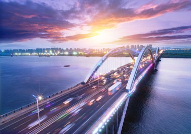 Akşam karanlığında şehrin manzarası.