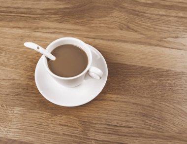 Ahşap arka planda kahve fincanı