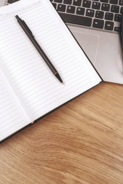 masa üstünde defter