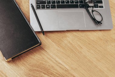 boş ekranlı dizüstü bilgisayar, akıllı telefon ve defter