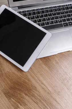 Ahşap masadaki modern tablet bilgisayar.