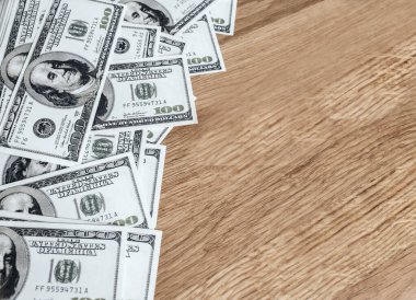 Tahta masada bir dolarlık banknot. 