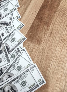 Tahta masada bir dolarlık banknot. 