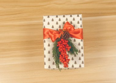 Noel hediyesi ahşap masada, yakın çekim.