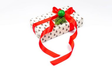 Beyaz arka planda festival noelinin yakın plan görüntüsü          