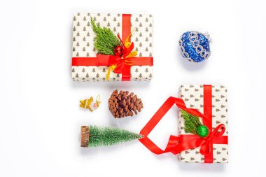 Beyaz arka planda neşeli Noel hediyelerinin yakın plan görüntüsü           