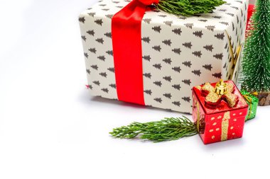 Beyaz arka planda neşeli Noel hediyelerinin yakın plan görüntüsü           