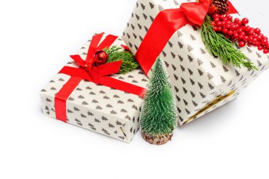 Beyaz arka planda neşeli Noel hediyelerinin yakın plan görüntüsü           