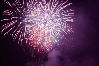 Gece gökyüzünde parlak renkli havai fişekler 