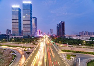 Alacakaranlıktaki Asya şehrinin gece görüşü