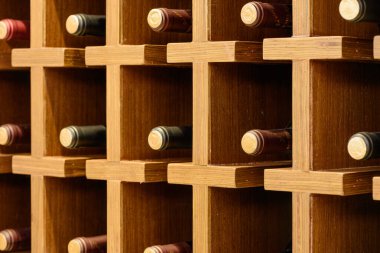 ahşap raf şişe şarap mahzeni