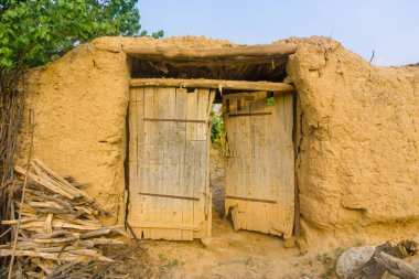 Kırsal bölgedeki ahşap kulübe.