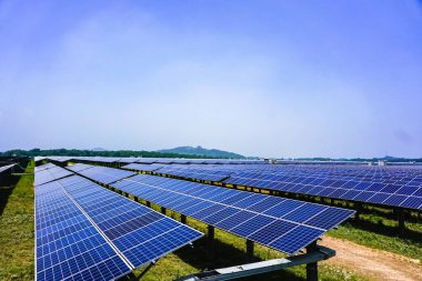 Güneş enerjisi üretim panelleri açık havada