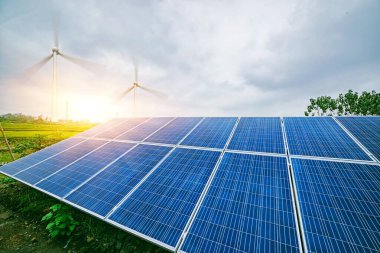 Güneş panelleri ve rüzgar jeneratörleri gökyüzünün altında