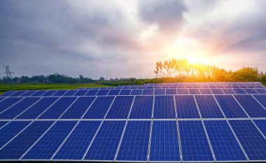 Güneş panelleri gökyüzü altında, güneş enerjisi üretimi kavramı