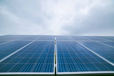 Güneş panelleri gökyüzü altında, güneş enerjisi üretimi kavramı