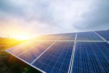 Güneş panelleri gökyüzü altında, güneş enerjisi üretimi kavramı