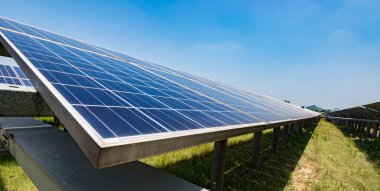 Güneş panelleri gökyüzü altında, güneş enerjisi üretimi kavramı