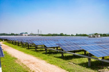 Güneş panelleri gökyüzü altında, güneş enerjisi üretimi kavramı