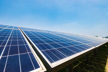 Güneş panelleri gökyüzü altında, güneş enerjisi üretimi kavramı