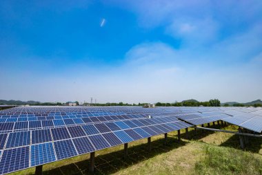 Güneş panelleri gökyüzü altında, güneş enerjisi üretimi kavramı