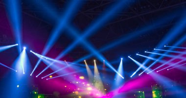 Sahnede odaklı olmayan konser ışıkları, bulanık disko partisi
