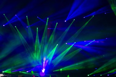 Sahnede odaklı olmayan konser ışıkları, bulanık disko partisi