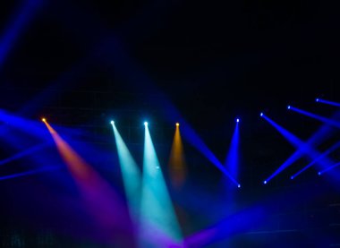 Sahnede odaklı olmayan konser ışıkları, bulanık disko partisi