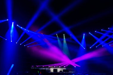 Sahnede odaklı olmayan konser ışıkları, bulanık disko partisi