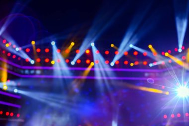 Sahnede odaklı olmayan konser ışıkları, bulanık disko partisi