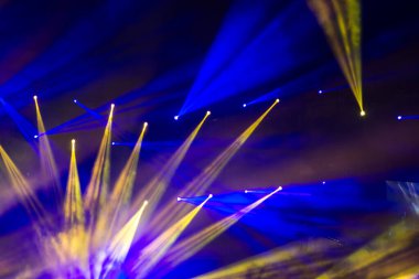Sahnede odaklı olmayan konser ışıkları, bulanık disko partisi