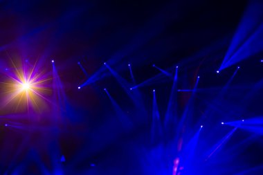 Sahnede odaklı olmayan konser ışıkları, bulanık disko partisi