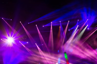 Sahnede odaklı olmayan konser ışıkları, bulanık disko partisi