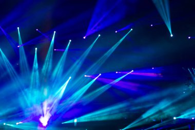 Sahnede odaklı olmayan konser ışıkları, bulanık disko partisi