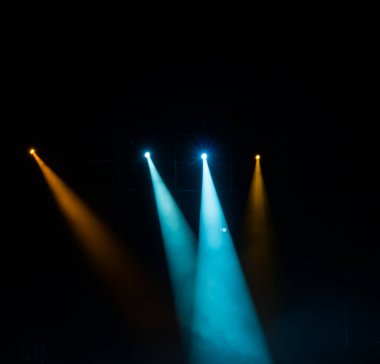 Sahnede odaklı olmayan konser ışıkları, bulanık disko partisi