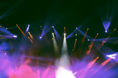 Sahnede odaklı olmayan konser ışıkları, bulanık disko partisi