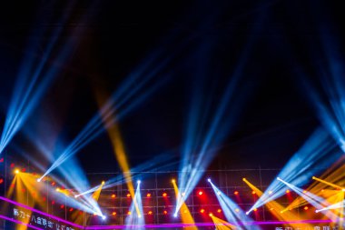 Sahnede odaklı olmayan konser ışıkları, bulanık disko partisi