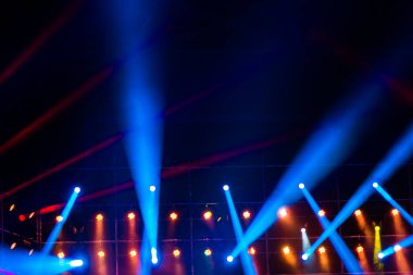 Sahnede odaklı olmayan konser ışıkları, bulanık disko partisi